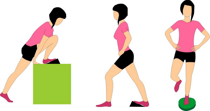Autostretching (samodzielne rozciąganie) i ćwiczenia na równowagę. Od lewej: rozciąganie mięśnia płaszczkowatego, brzuchatego łydki, ćwiczenie równowagi na poduszce rehabilitacyjnej.