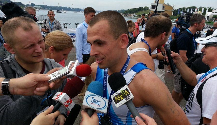 Poznań Triathlon 2013, zwycięzca - Tomasz Gągola na mecie. Fot. Archiwum organizatora
