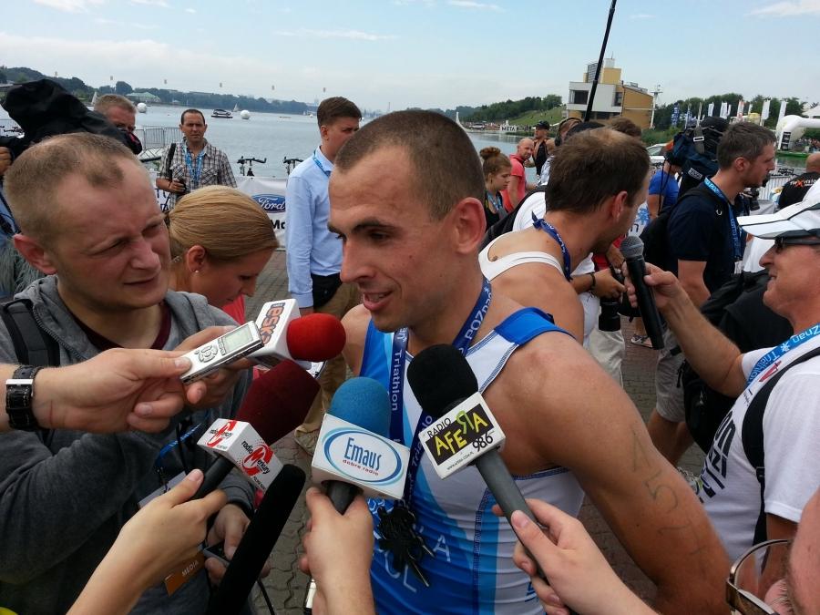 Poznań Triathlon 2013, zwycięzca - Tomasz Gągola na mecie. Fot. Archiwum organizatora