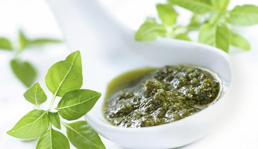 Pesto - świetny dodatek do makaronu dla biegacza. Fot. Istockphoto.com