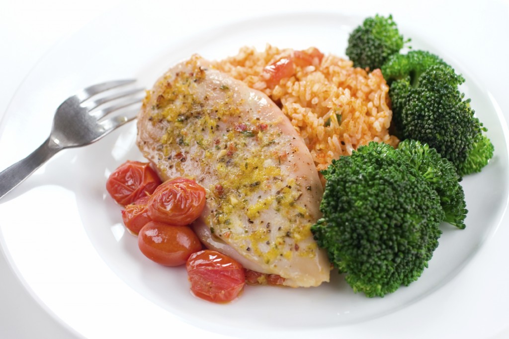 Kurczak z ryżem, lekkostrawny obiad dla biegacza. Węglowodany i białka
