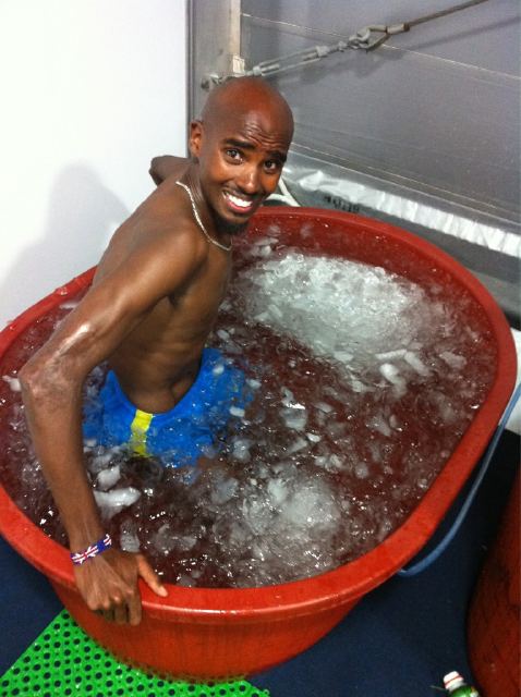 Mo Farah w kąpieli z lodem. Fot. Facebook.com
