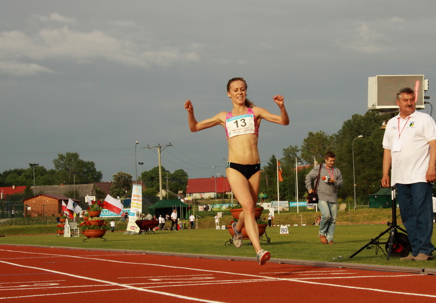 Marta Krawczyńska wygrywa bieg o mistrzostwo Polski na dystansie 10 000 metrów w maju 2014 w Postominie. foto: Marcin Nagórek