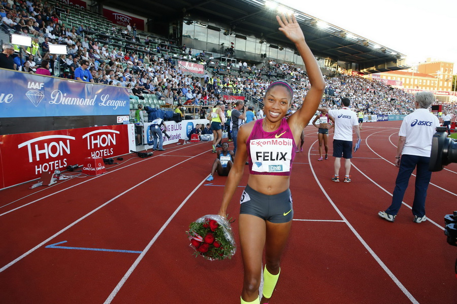 Allyson Felix świętuje zwycięstwo na 200 m podczas Diamentowej Ligi w Oslo. 11 czerwca 2014. Fot. PAP