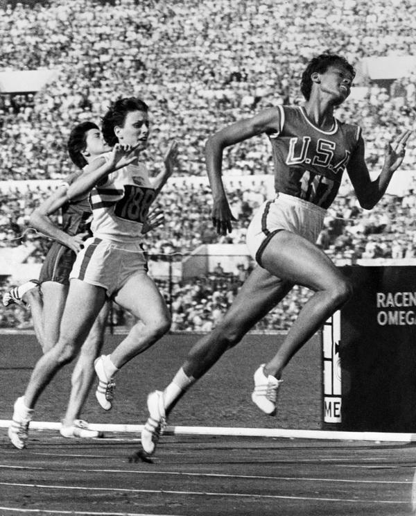 Wilma Rudolph zwycięża w biegu na 100 m podczas Igrzysk Olimpijskich w Rzymie 1960. Fot. East News