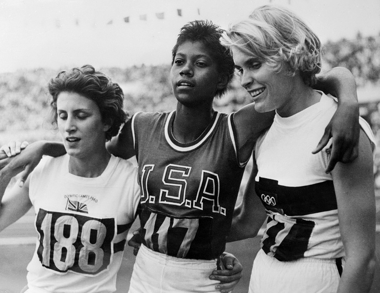 Wilma Rudolph - Czarna Gazela po zwycięstwie biegu na 200 m. Po prawej Jutta Heine i po lewej Dorothy Hyman. 1960 rok, Rzym. Fot. East News