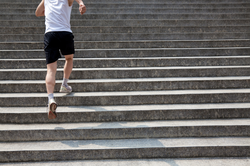 running man on stairs; bieganie po schodach; fot. istockphoto.com