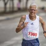 ASICS reaguje na pandemię. Na rynku debiutuje osłona twarzy dla biegaczy