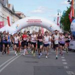 Piękny młodzieniec na medalu 10. PKO Białystok Półmaratonu