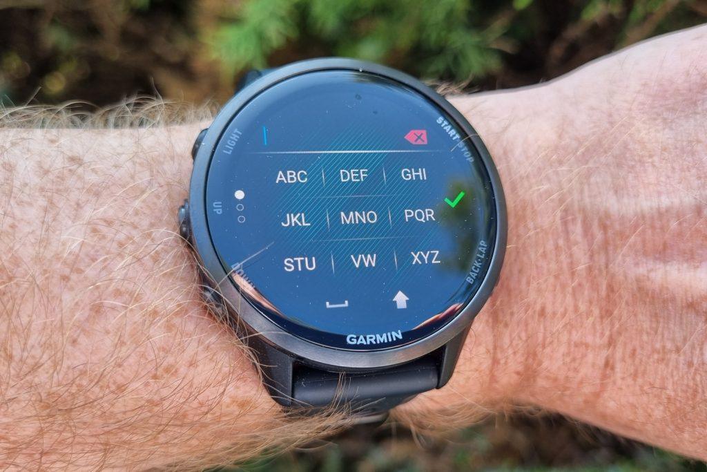 Garmin Forerunner 970 posiada klawiaturę dotykową