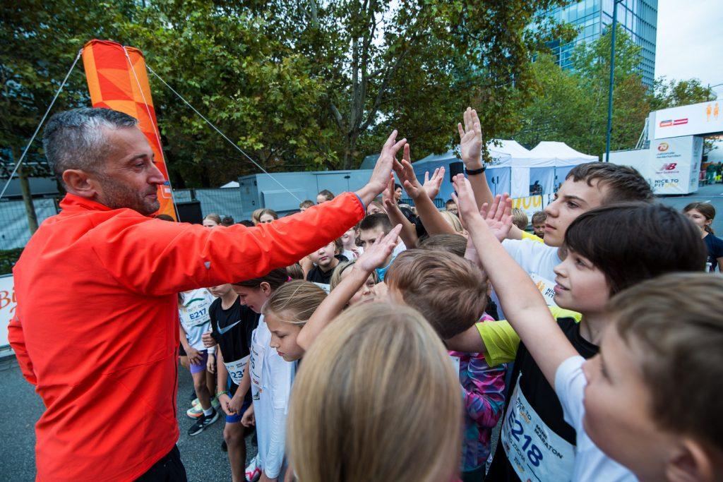 Setki dzielnych, małych sportowców i atmosfera, której nie da się porównać z niczym innym! W sobotę, 27 września, na ul. Świętokrzyskiej odbędzie się Nice To Fit You Mini Maraton – bieg, którego start odbędzie się w tym samym miejscu, w którym następnego dnia na trasę maratonu wyruszą dorośli. Hasło biegu mówi samo za siebie: „Mały Wielki Bieg”. W ostatnią sobotę września dzieci poczują się jak prawdziwi mistrzowie! Wielkie emocje w małych krokach Nice To Fit You Mini Maraton to wyjątkowy bieg dla dzieci i młodzieży, odbywający się dzień przed 47. Nationale-Nederlanden Maratonem Warszawskim. Tu rodzą się pierwsze sportowe marzenia, tu pojawia się duma i błysk w oczach – zarówno u najmłodszych, którzy przekraczają linię mety, jak i u rodziców, którzy z radością i dumą kibicują swoim dzieciom. Dla dzieci każdy pokonany metr staje się wielkim zwycięstwem, a dla wielu – początkiem przygody, która może trwać całe życie. „Mini Maraton to dla dzieci pierwsza okazja, by poczuć radość wspólnego biegania i smak sportowej przygody. Chcemy, by młodzi uczestnicy widzieli w sporcie przede wszystkim zabawę, okazję do spotkania z rówieśnikami i przeżycia czegoś nowego.” – mówi Marek Tronina, Prezes Fundacji „Maraton Warszawski”. „Nice To Fit You z radością wspiera biegi dla dzieci i młodzieży. Cieszymy się, że najmłodsi mogą przy okazji Wielkiego Biegu spróbować swoich sił w sporcie. To świetna zabawa i wartościowy czas - z nowymi koleżankami i kolegami i oczywiście z najbliższymi. Zakres dystansów dopasowanych do wieku uczestników, profesjonalna, "dorosła" oprawa, rozgrzewka i piękny medal na mecie - czekamy na biegowe emocje. To wielka duma móc patrzeć na dziecięcą radość z aktywności!” - dodaje Karolina Madej, mgr dietetyk i Content Manager w Nice To Fit You Dystans dopasowany do marzeń W Nice To Fit You Mini Maratonie dystanse zostały dobrane tak, by pasowały do wieku i możliwości. Jest aż siedem kategorii – przydział następuje na podstawie wieku. Najmłodsze dzieci, w wieku od 3 do 5 lat, mogą wystartować razem z opiekunem, a górna granica wiekowa uczestników wynosi 16 lat. Na mecie czekają pamiątkowe medale - staną się symbolem pierwszych zwycięstw i niezapomnianych przeżyć. Prezentacja już niebawem! Kategorie wiekowe i dystanse: Bieg Bąbla – dla dzieci do 3 lat (ok. 50 m), start ok. 11:00 Bieg Krasnala – 4–5 lat (ok. 100 m), start ok. 12:00 Bieg Smyka – 6–7 lat (ok. 150 m), start ok. 13:00 Bieg Urwisa – 8–9 lat (ok. 200 m), start ok. 14:00 Bieg Zucha – 10–11 lat (ok. 400 m), start ok. 14:50 Bieg Juniora – 12–13 lat (ok. 600 m), start ok. 15:30 Bieg Nastolatka – 14–16 lat (ok. 1200 m), start ok. 16:00 Opłata startowa wynosi 39 zł. Zapisy właśnie się rozpoczęły i prowadzone są w Panelu Biegacza: https://rejestracja.maratonwarszawski.com/pl Dodajmy dzieciom skrzydeł – kibicujmy razem! Serdecznie zapraszamy do udziału oraz do kibicowania najmłodszym! To doskonała okazja, aby wspólnie spędzić aktywny czas w rodzinnej atmosferze, promując zdrowy tryb życia i sportową pasję. Niech ten dzień będzie świętem radości i zdrowego ruchu dla całej rodziny! Wszystkie najważniejsze informacje dotyczące wydarzenia znajdują się pod linkiem: https://nnmaratonwarszawski.com/mini-maraton/