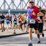 TAURON 23. Cracovia Maraton – rekord frekwencji i sportowe emocje w Krakowie. Tysiące biegaczy na starcie, a dzień wcześniej OSHEE Bieg Nocny