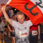 Portowy klimat i nocne niebo. Tak wygląda koszulka 12. Nocnego Portowego Maratonu Szczecińskiego
